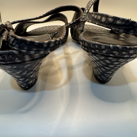 Donald Pliner luxury brand Stylish Gray Sandals size 7.5 - Picture 6 of 6